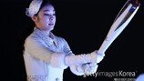 [2018 평창] 김연아 성화 봉송 후 점화… 청와대 “노고에 감사”