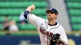 린드블럼, 류현진도 못한 0점대 WHIP도전