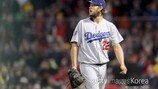 [WS 1] LAD 커쇼, 4이닝 5실점… 고개 숙인 에이스