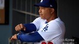 美 매체 “LA 다저스, 로버츠 감독과 곧 장기계약 체결”