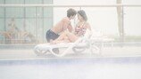 톱스타 커플, 텅 빈 수영장서 '스킨십 포착'