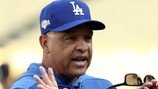 LAD 로버츠 감독, 유임 전망 나와… 2020시즌도 팀 이끈다