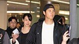 입국 오타니, 아내 보는 눈에서 꿀 뚝뚝…日 열도 술렁