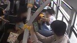 20대女, 버스서 아이와 할머니 무차별 폭행 “저건 발광”