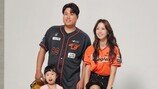 류현진♥배지현, 가족사진 공개…엄마 아빠 똑 닮은 딸아들