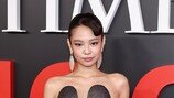블랙핑크 제니, 가슴 어긋난 디자인…파격 드레스 깜짝