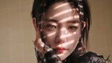 클라라 노출 없는데도 아찔… 블랙 의상 속 파격美