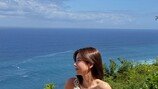 권은비, 오프숄더 입고 발리 나들이…직각 어깨 ‘눈길’