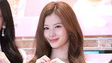 사나, 속바지에 옷이 끼었나…깜짝 노출