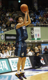 [포토] 강병현 ‘훈남 3점슛 시도’