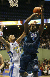 [포토] 존슨 ‘브랜든 뚫고 골밑슛’