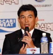 [포토] 박종훈 ‘김경문 벤치마킹’