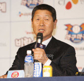 [포토] 김성근 감독 ‘4강? 흐름 잘타야’