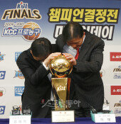 [포토] 모비스-KCC ‘머리숱은 유재학 감독의 승!’