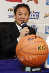 [포토] 유재학 감독 ‘1차전 주도권 모비스가 잡는다!’