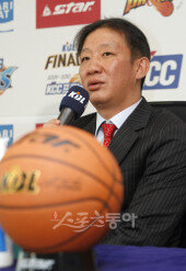 [포토] KCC 허재 감독 ‘분위기 좋다… 이번도 우승 OK!’