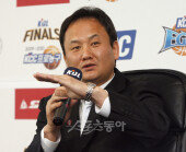 [포토] KCC VS 모비스 ‘하승진 키가 이만했으면…’