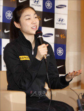 [포토] 귀국 인터뷰 중인 ‘야무진 피겨여왕’ 김연아