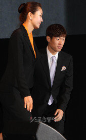 [포토] ‘긴장되네~’ 깔끔한 수트 차림의 박지성