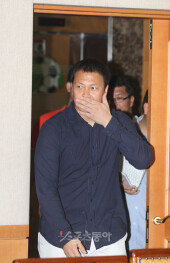 [포토] 이운재, 은퇴 기자회견장으로…