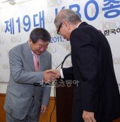 [포토] KBO 제19대 구본능 총재 취임식 ‘뱃지달고 활짝’