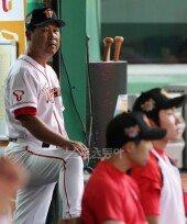 [포토] 이만수 감독대행 ‘아~ 경기 안 풀리네’