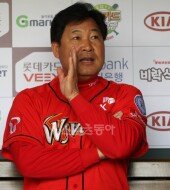 [포토] SK 이만수 감독대행 ‘비밀전략 이야기 중?’