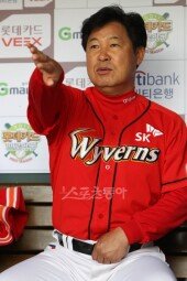 [포토] 이만수 감독대행 ‘삼성, 저리 비켜!’