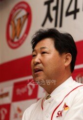 [포토] SK 신임 이만수 감독 ‘모자벗고 시작하죠?’