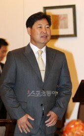 [포토] SK 신임 이만수 감독 ‘떨리는 맘으로 입장’