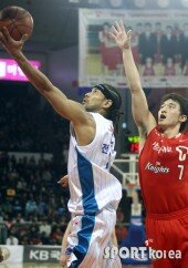 전태풍 26점, KCC 3연패 탈출