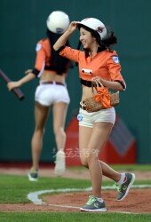 [포토] 롯데 배트걸 신소정, 이젠 복근까지 갖춘 베이글녀