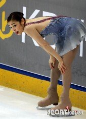 [포토] 넘어진 김연아 민망한지 ‘혀낼름’