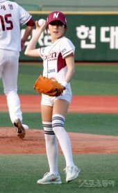 [포토] 넥센 배트걸 신슬아, 각선미 드러내며 수줍은 시구