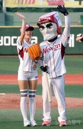 [포토] ‘넥센 배트걸’ 신슬아, 핫팬츠 시구패션 ‘시선집중’