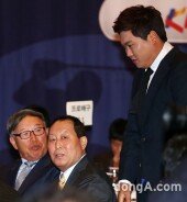 [동아포토]‘빅리거’ 류현진, 김인식-김응룡 “건강하시죠?”