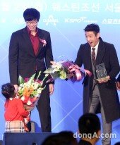 [동아포토]‘동아스포츠대상’ 농구 올해의 선수상 양동근은 ‘딸바보’