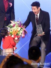 [동아포토]‘딸바보’ 양동근, 올해의 선수상 수상