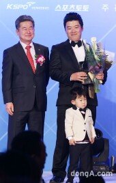 [동아포토]골프 올해의 선수상 류현우, ‘붕어빵’ 아빠와 아들
