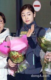 [동아포토]김연아 입국 ‘꽃을 든 피겨여왕’