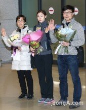 [동아포토]김연아 입국 ‘수줍지만 행복한 금의환향!’