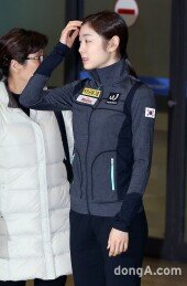 [동아포토]김연아 ‘이거 쑥스럽구만!’