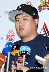 [동아포토]류현진 “2년 차 징크스 소리 안 듣도록 잘 하겠습니다!”