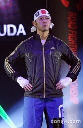 [동아포토]타카야 츠쿠다 ‘윤형빈과 경기 앞두고 긴장한 눈빛’