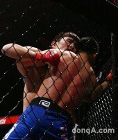 [동아포토] 윤형빈­­-타카야 츠쿠다 ‘결코 만만한 상대는 아니야’