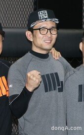 [집중분석]‘왕비호’에서 ‘영웅’이 된 파이터 윤형빈, ‘숨막히는 4분19초’