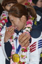 [동아포토]이상화 ‘금메달과 어울리는 금빛 네일아트~’