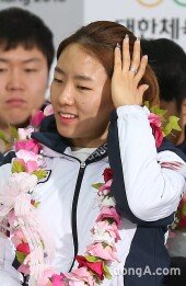 [동아포토]이상화 선수 ‘화려한 네일아트도 금빛물결~’