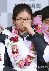 [동아포토]심석희 ‘안경 속 숨겨둔 미모가 궁금해~’