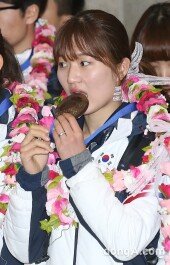 [동아포토]박승희 ‘메달은 깨물기 아까워~’